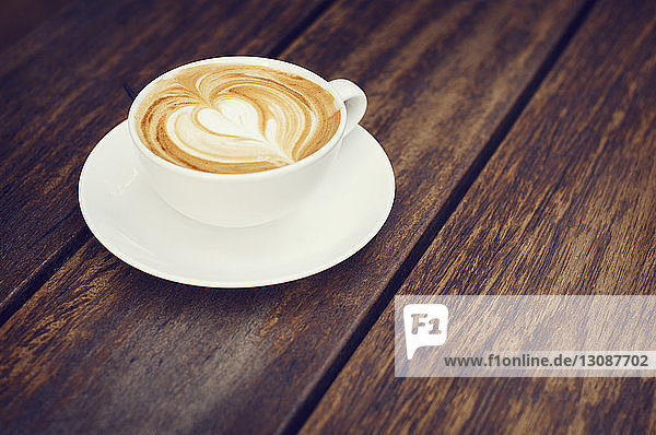 Nahaufnahme von Kaffee Latte auf Holztisch im Café