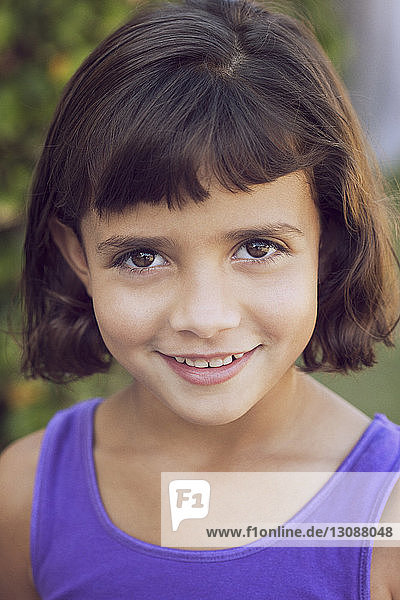 Porträt eines auf dem Feld lächelnden Mädchens