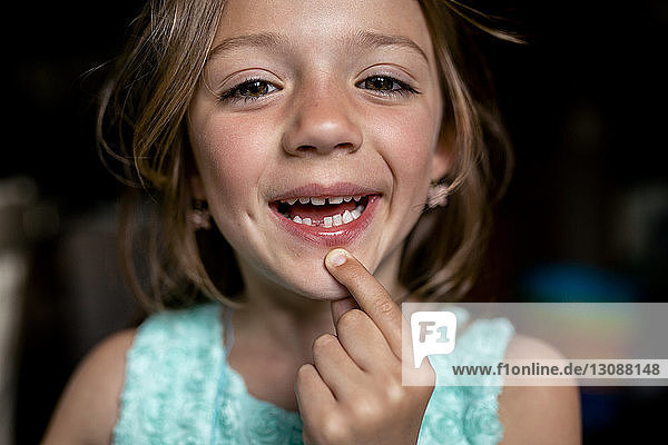 Porträt eines Mädchens mit Zahnlücke