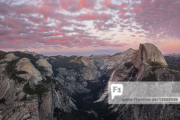 Idyllischer Blick auf Bergketten vor dramatischem Himmel bei Sonnenaufgang im Yosemite National Park