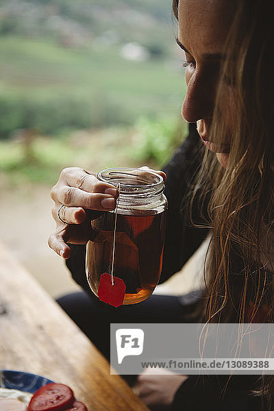 Ausgeschnittenes Bild einer Frau  die Tee trinkt