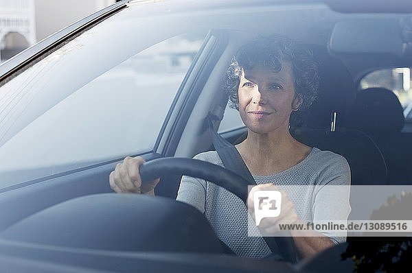 Ältere Autofahrerin durch Windschutzscheibe gesehen