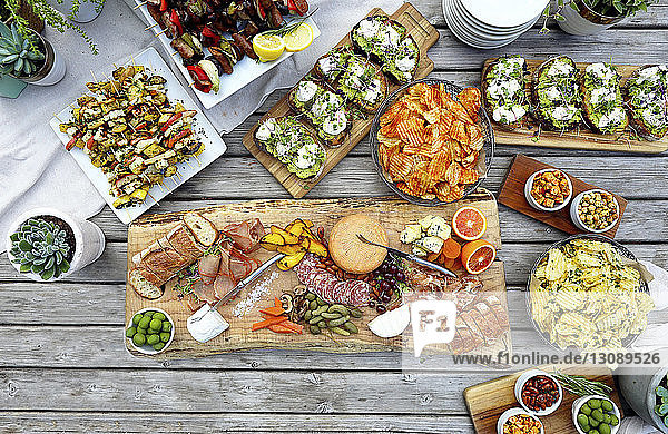 Hochwinkelansicht von verschiedenen Speisen  die auf einem Holztisch serviert werden