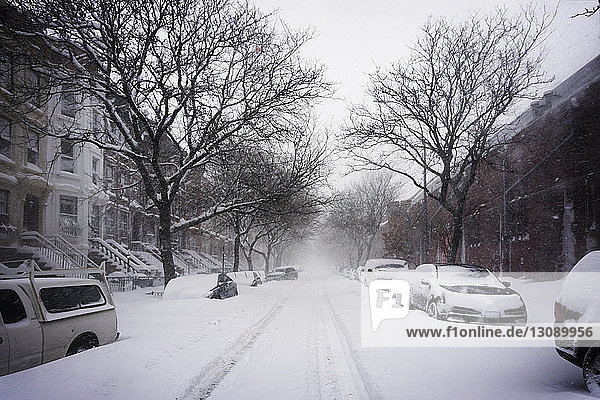 Im Winter schneebedeckte Autos auf der Straße