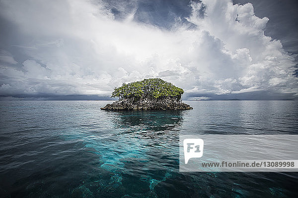 Majestätischer Blick auf die Raja-Ampat-Inseln vor bewölktem Himmel