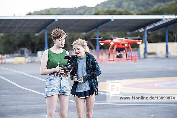 Teenager-Freunde bedienen Quadcopter im Park