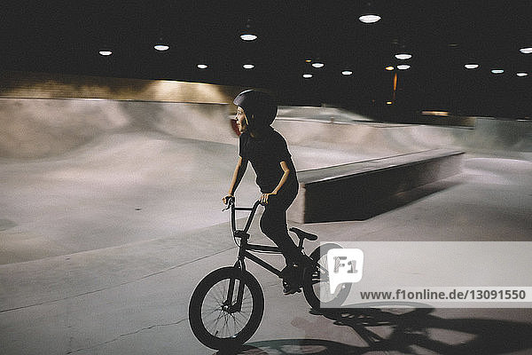 Junge fährt Fahrrad im Skateboard-Park