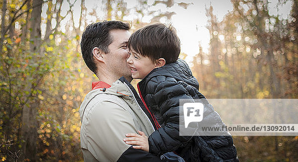 Fröhlicher Vater und Sohn im Wald