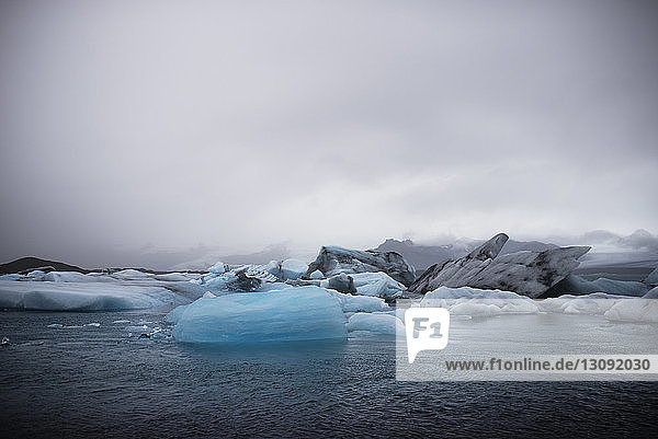 Szenische Ansicht der im Jokulsarlon schwimmenden Eisberge