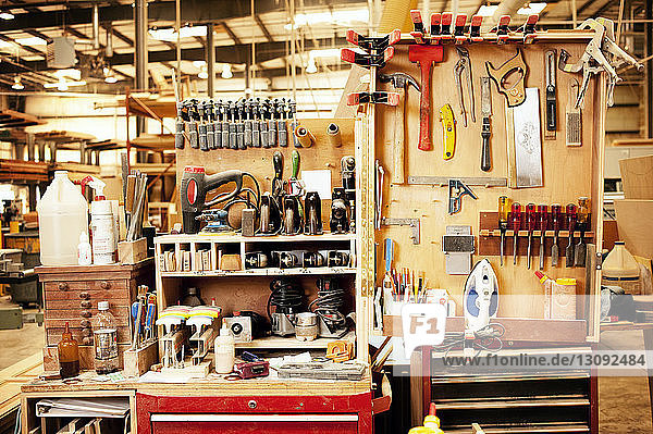 Verschiedene Schreinerwerkzeuge in der Werkstatt in Regalen angeordnet