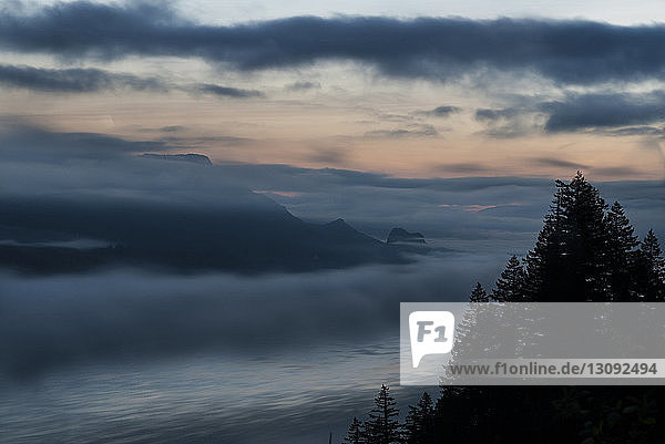 Hochwinkelansicht des Columbia River bei Nebelwetter gegen Sturmwolken