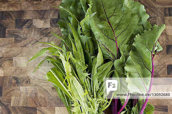 Draufsicht auf Gemüse auf Holztisch