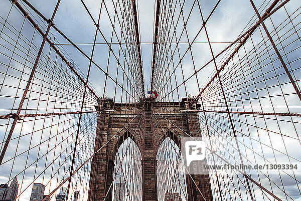 Niedrigwinkelansicht der Brooklyn Bridge bei bewölktem Himmel
