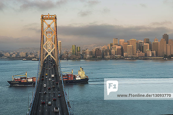 Hochwinkelaufnahme von Autos  die sich auf der Brücke in der Oakland Bay über die Schatzinsel in der Stadt bewegen