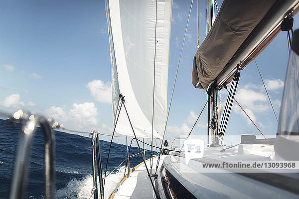 Boot bewegt sich auf dem Meer gegen den Himmel