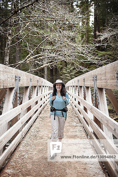 Junge Frau auf Holzbrücke