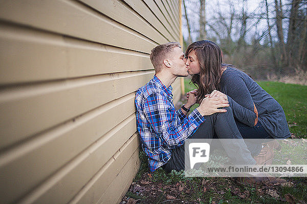 Seitenansicht eines sich küssenden Paares im Hinterhof