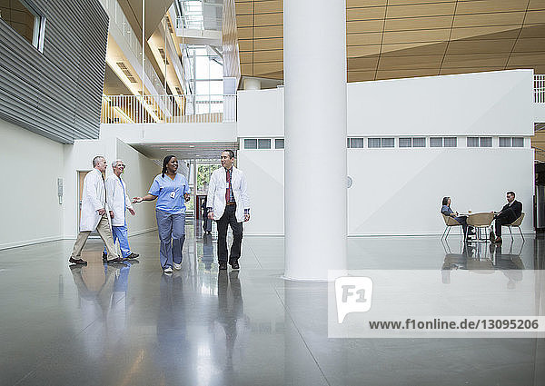 Ärzte sprechen auf dem Krankenhauskorridor