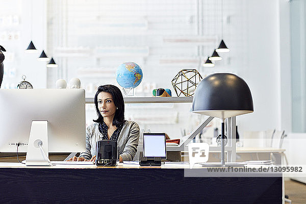 Geschäftsfrau  die am Desktop-Computer im Kreativbüro arbeitet