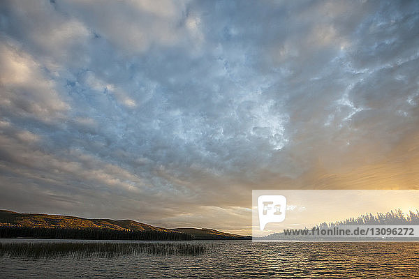 Landschaftliche Ansicht des Sees Lac Le Jeune im Paul Lake Provincial Park gegen den Himmel bei Sonnenuntergang