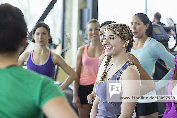 Trainerin  die Frauen im Fitnessstudio anleitet