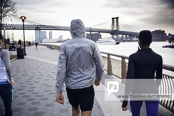 Rückansicht der Athleten auf dem Fußweg mit der Williamsburg-Brücke im Hintergrund