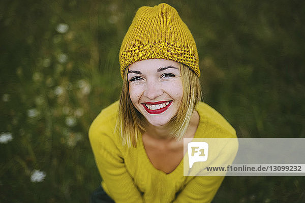 Hochwinkelporträt einer fröhlichen jungen Frau auf dem Feld