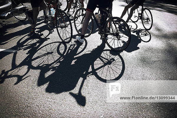 Niedriger Anteil männlicher Radfahrer mit Fahrrädern auf der Straße
