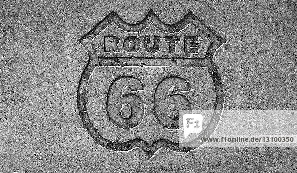 Nahaufnahme des Route 66-Schildes auf Metall