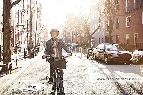 Ältere Frau fährt Fahrrad auf der Straße