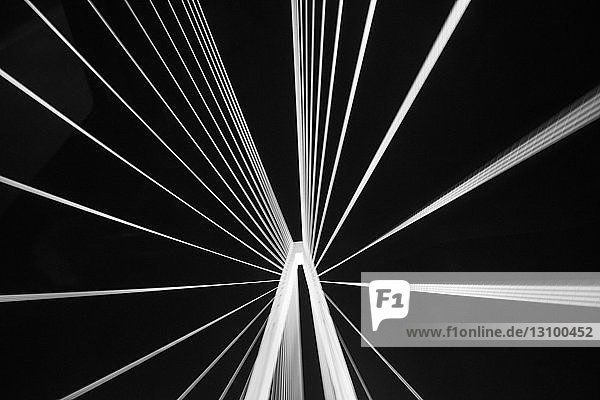 Niedrigwinkelansicht der Stan Musial Veterans Memorial Bridge gegen klaren Himmel bei Nacht