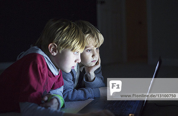 Zwei Jungen mit Laptop