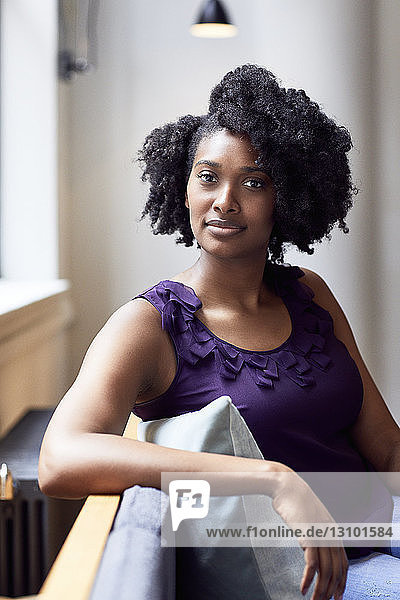Porträt einer selbstbewussten Geschäftsfrau  die im Büro sitzt