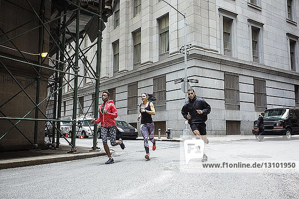 Entschlossene Athleten joggen auf der Straße in der Stadt