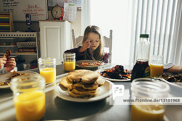Mädchen frühstückt zu Hause