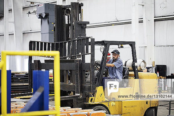 Arbeiter fährt Gabelstapler in einer Fabrik der Stahlindustrie
