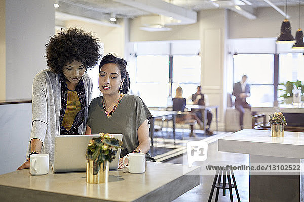Geschäftsfrauen bei der Arbeit im Büro mit Laptop