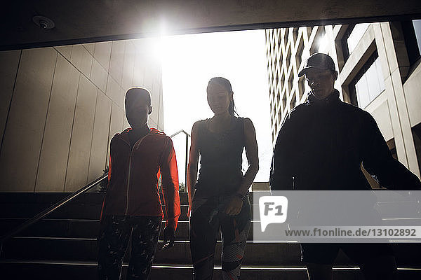 Niedrigwinkelansicht von Athleten  die in der U-Bahn Treppen herunterlaufen