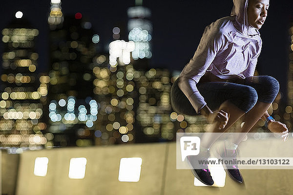 Athlet springt nachts in der Stadt