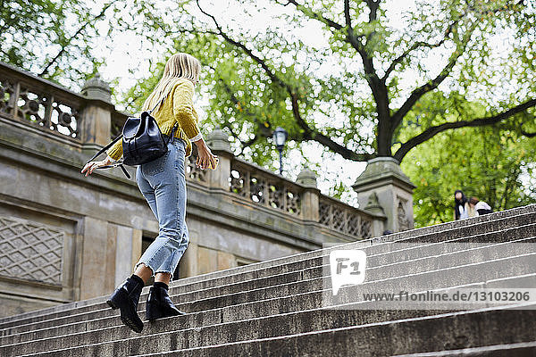 Niedrigwinkelansicht einer Frau beim Treppensteigen im Park
