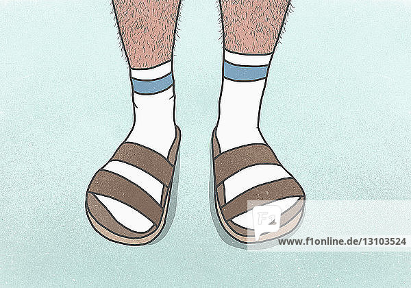 Mann mit niedrigem Ausschnitt und haarigen Beinen  der Socken und Sandalen trägt