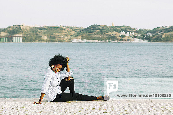 Junge Frau entspannt sich am Ufer des Tejo  Belem  Lissabon  Portugal