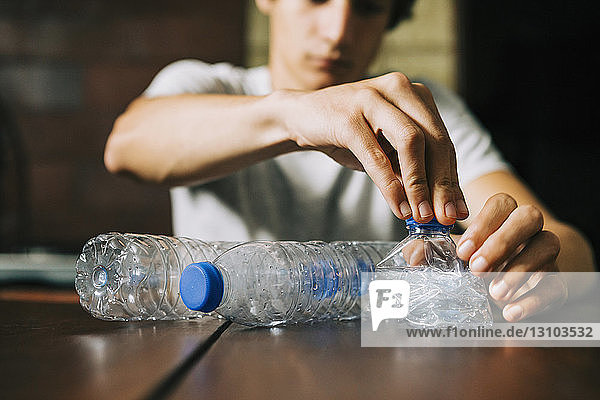 Jugendlicher recycelt Wasserflaschen