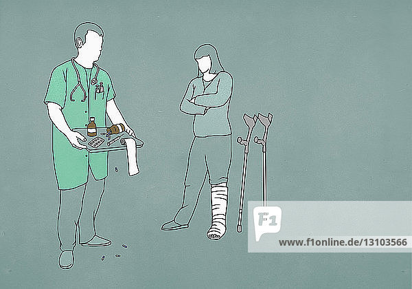 Frau mit eingegipstem Bein sieht Arzt mit Tablett mit Medikamenten und Zubehör an