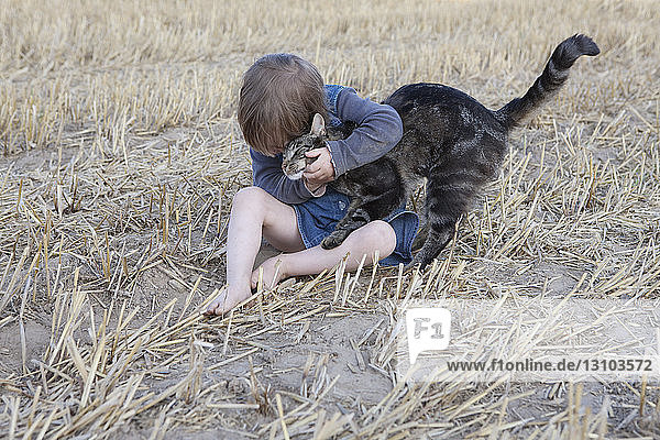 Zärtliches Mädchen  das eine Katze umarmt