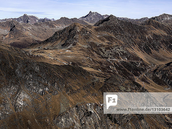 Blick auf zerklüftete braune Bergkette  Ischgl  Tirol  Österreich