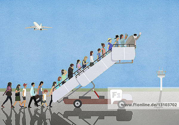 Passagiere auf mobilen Treppen auf dem leeren Rollfeld eines Flughafens
