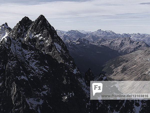 Blick auf eine schroffe Bergkette  Ischgl  Tirol  Österreich