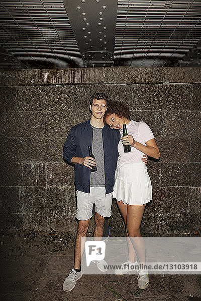 Portrait junges Paar trinkt Bier im Keller