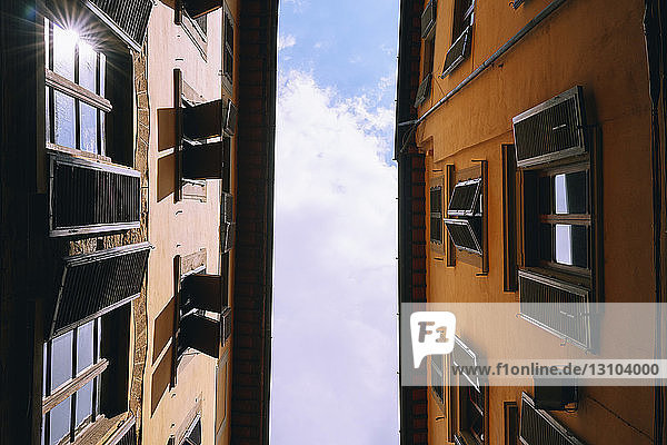 Blick von unten auf Wohnhäuser  Florenz  Toskana  Italien